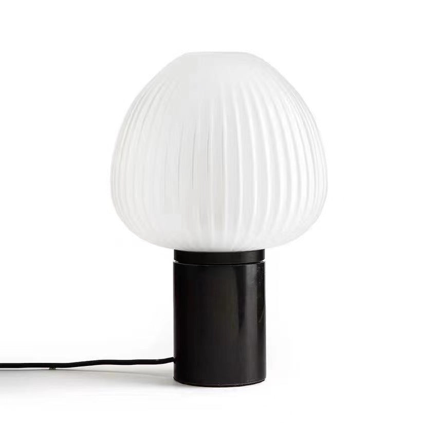 Bordlampe – nordisk enkel natbordslampe til soveværelset