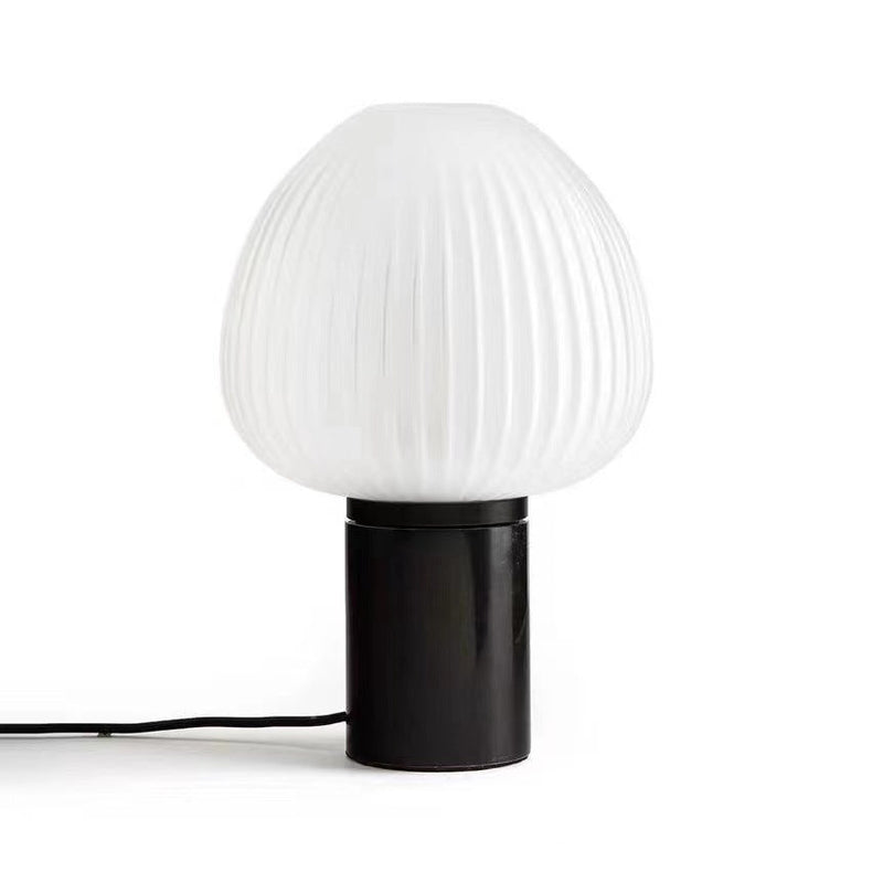Bordlampe – nordisk enkel natbordslampe til soveværelset