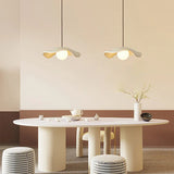 Moderne pendel i resin med hatteform