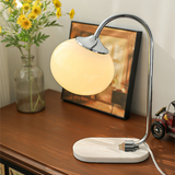 Bordlampe i metal og glas med marshmallow-form