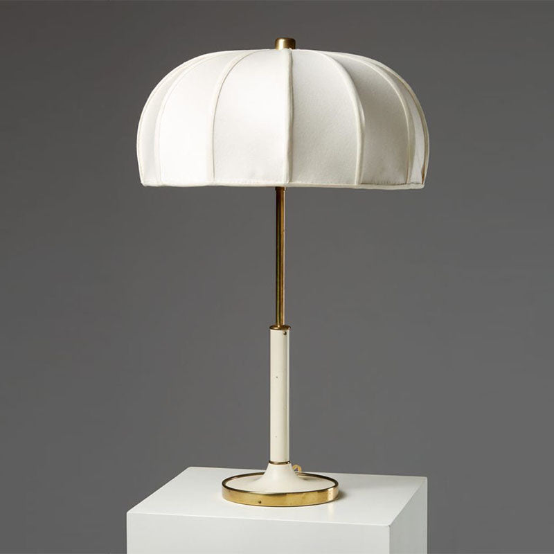 Bordlampe i stof til natbordet