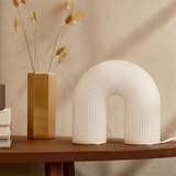 Bordlampe i metal med buet form