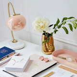 Bordlampe i metal og glas med marshmallow-form