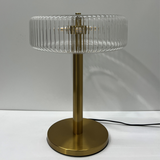 Bordlampe i guld og glas – moderne natbordslampe til soveværelset