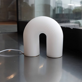 Bordlampe i metal med buet form