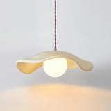 Moderne pendel i resin med hatteform