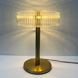 Bordlampe i guld og glas – moderne natbordslampe til soveværelset