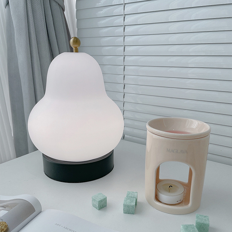 Bordlampe i creme med pæreform og touch – fransk bærbar