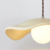 Moderne pendel i resin med hatteform
