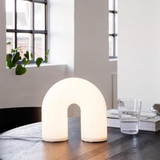 Bordlampe i metal med buet form