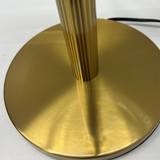 Bordlampe i guld og glas – moderne natbordslampe til soveværelset