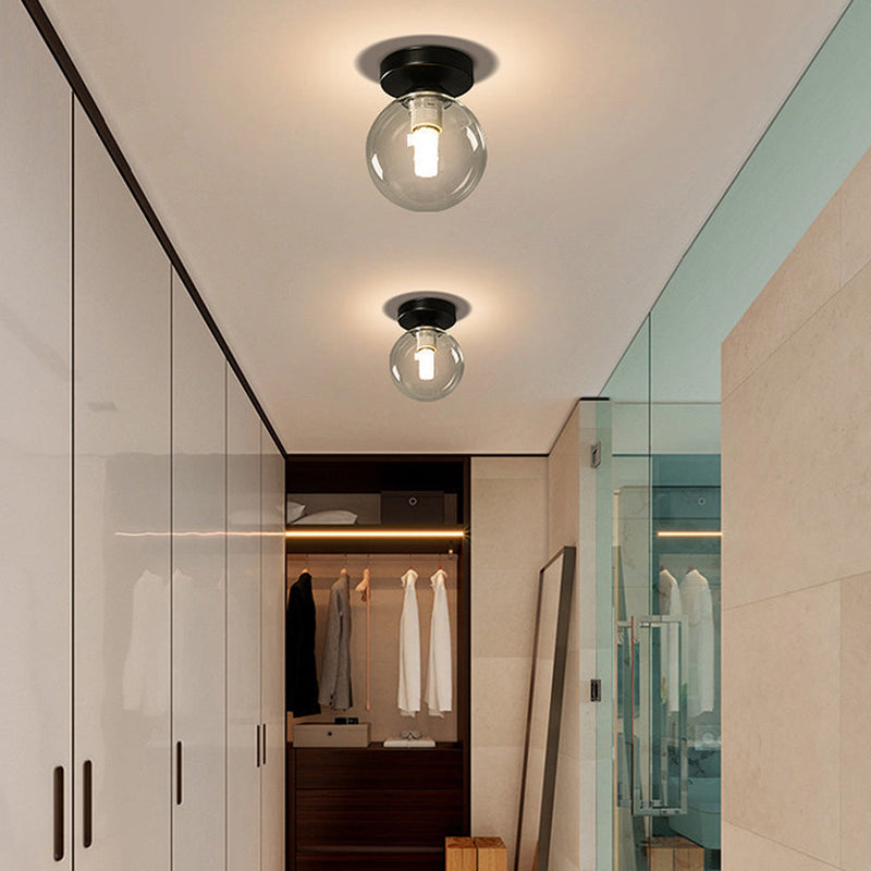 Loftlampe med glaskugle – nordisk loftbelysning