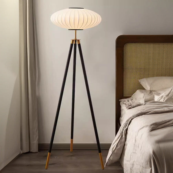 Designer-gulvlampe i silke – klassisk standerlampe