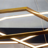Loftlampe med polygonform – moderne geometrisk loftbelysning til stuen
