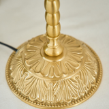 Bordlampe i messing med blomstermotiv