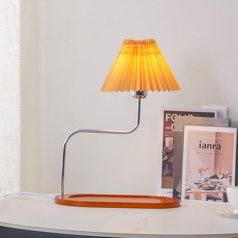 Bordlampe i massivt træ med paraplyform – retro