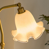 Bordlampe i messing med blomstermotiv