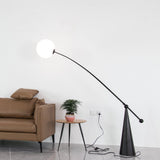 Gulvlampe i jern med fiskestangsform – minimalistisk standerlampe