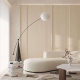 Gulvlampe i jern med fiskestangsform – minimalistisk standerlampe