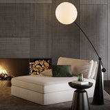 Gulvlampe i jern med fiskestangsform – minimalistisk standerlampe