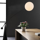 Gulvlampe i jern med fiskestangsform – minimalistisk standerlampe