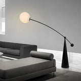 Gulvlampe i jern med fiskestangsform – minimalistisk standerlampe