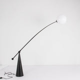 Gulvlampe i jern med fiskestangsform – minimalistisk standerlampe