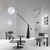 Gulvlampe i jern med fiskestangsform – minimalistisk standerlampe