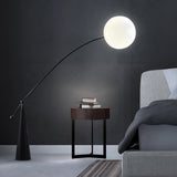 Gulvlampe i jern med fiskestangsform – minimalistisk standerlampe