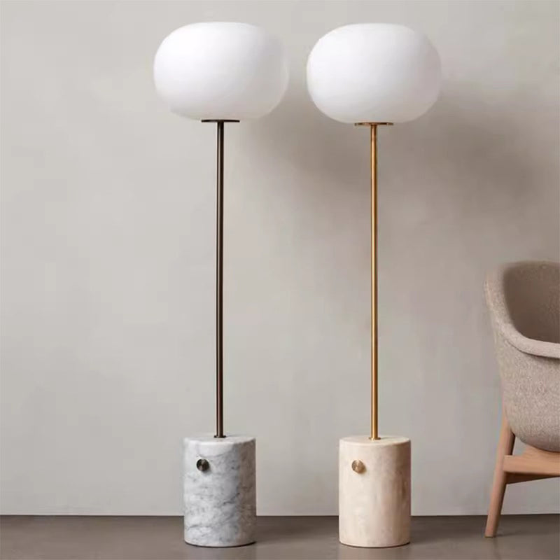 Gulvlampe i marmor med glaskugle – standerlampe