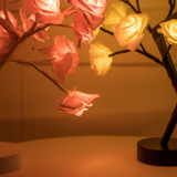Bordlampe med rosenmotiv – dekorativ trælampe i otte farver