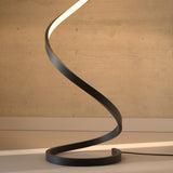 Gulvlampe med spiralform – minimalistisk dæmpbar standerlampe