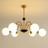 Lysekrone i glas – nordisk loftlampe til stuen