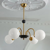 Lysekrone i glas – nordisk loftlampe til stuen
