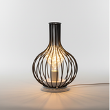Bordlampe i metal med stofskærm – klassisk bordbelysning i tre former