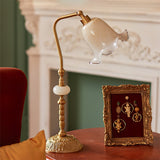 Bordlampe i messing med blomstermotiv