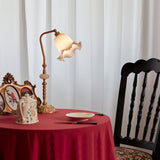 Bordlampe i messing med blomstermotiv