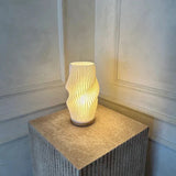 Bordlampe i metal med dobbelt skærm – moderne dæmpbar bordbelysning