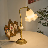 Bordlampe i messing med blomstermotiv
