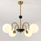 Lysekrone i glas – nordisk loftlampe til stuen
