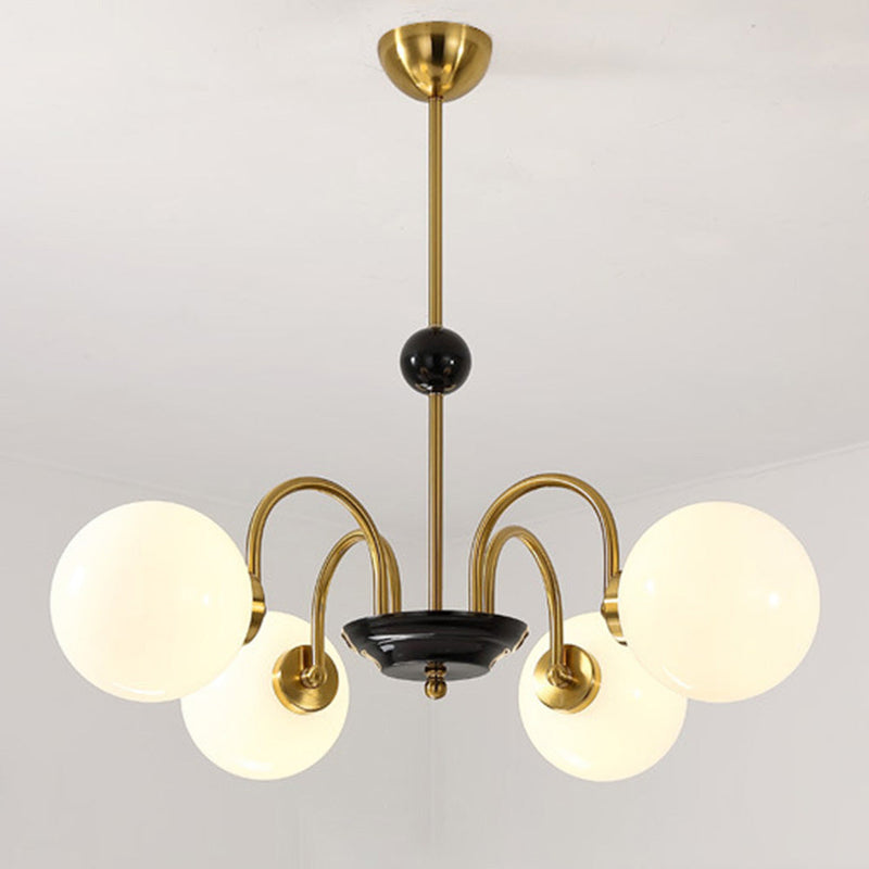 Lysekrone i glas – nordisk loftlampe til stuen