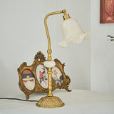 Bordlampe i messing med blomstermotiv