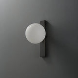 Minimalistisk pendel med hvid kugle