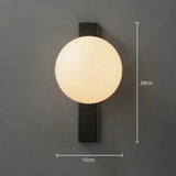 Minimalistisk pendel med hvid kugle
