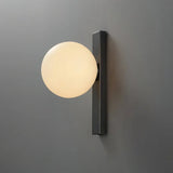 Minimalistisk pendel med hvid kugle