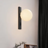 Minimalistisk pendel med hvid kugle