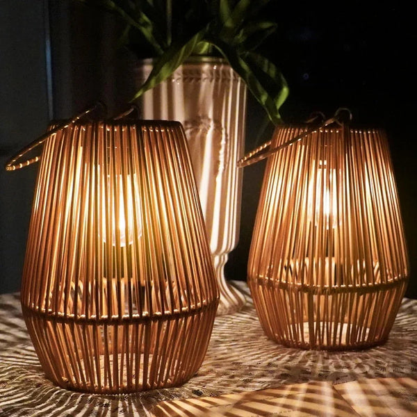 Lanterne i rattan – solcellelampe til haven med skumringssensor