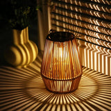 Lanterne i rattan – solcellelampe til haven med skumringssensor