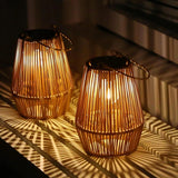 Lanterne i rattan – solcellelampe til haven med skumringssensor