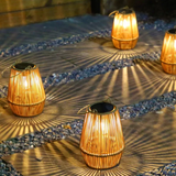 Lanterne i rattan – solcellelampe til haven med skumringssensor